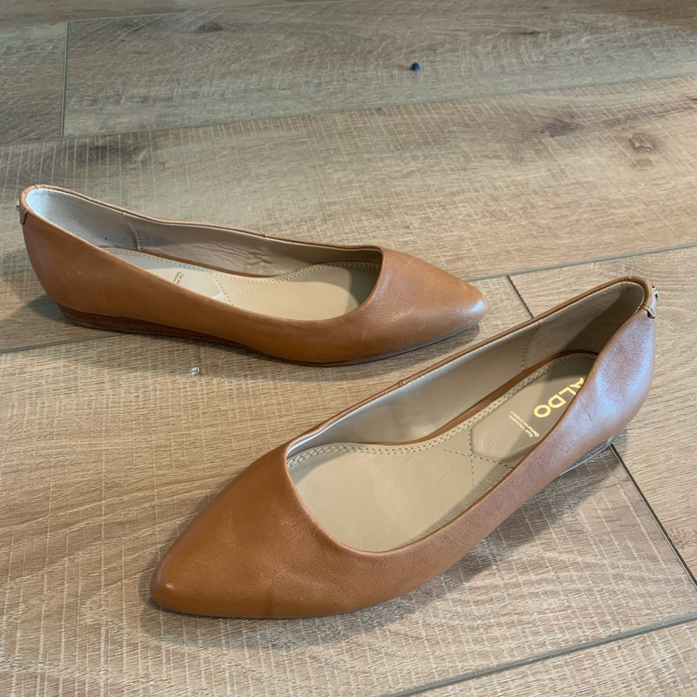 Also Zareni cognac flats